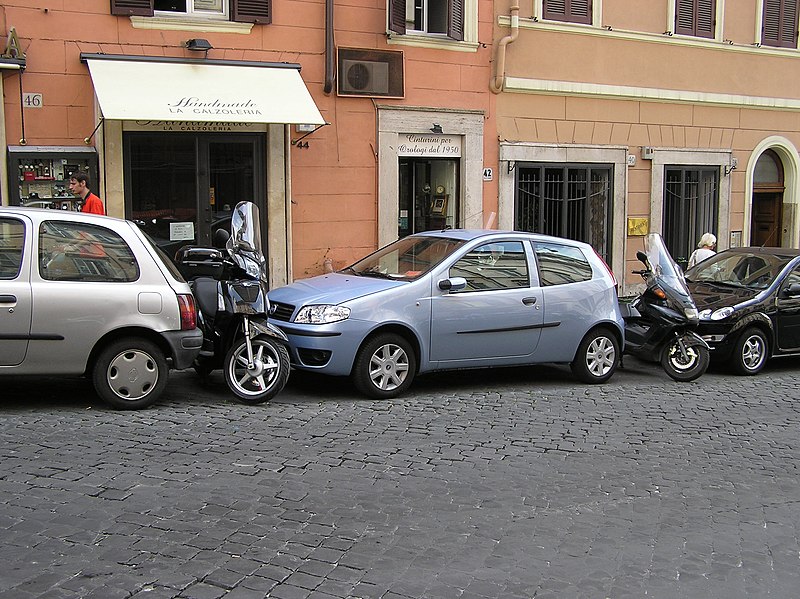 800px-Parking.in.rome.arp.jpg