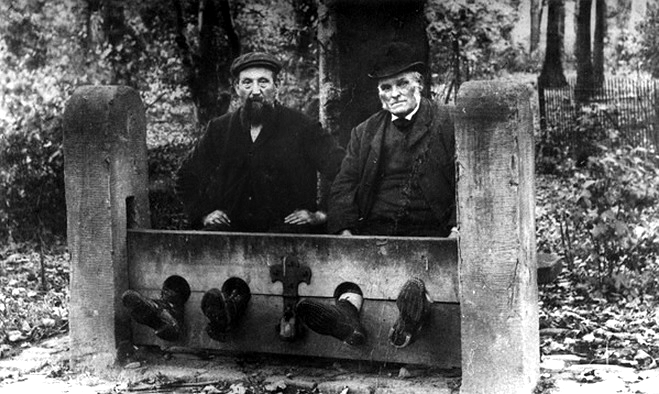 Men_in_Bramhall_stocks_1900.jpg