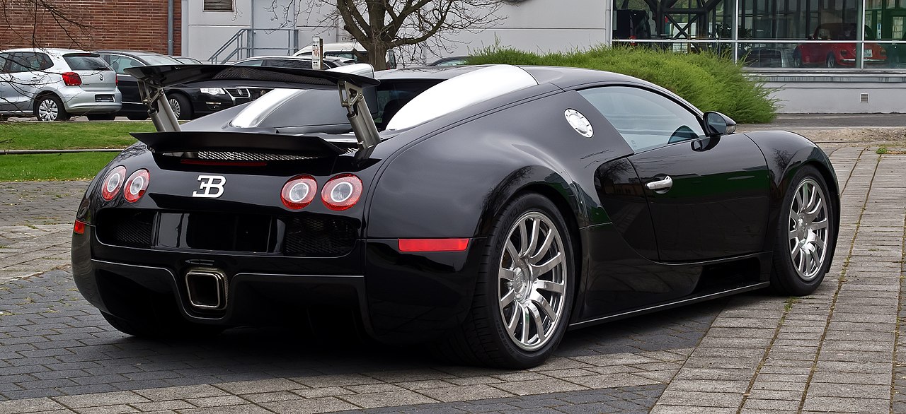 1280px-Bugatti_Veyron_16.4_–_Heckansicht_%283%29%2C_5._April_2012%2C_Düsseldorf.jpg