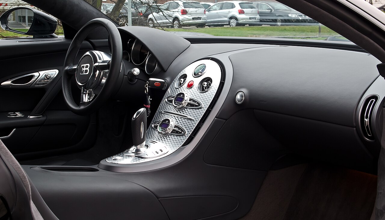 1280px-Bugatti_Veyron_16.4_–_Innenraum%2C_5._April_2012%2C_Düsseldorf.jpg